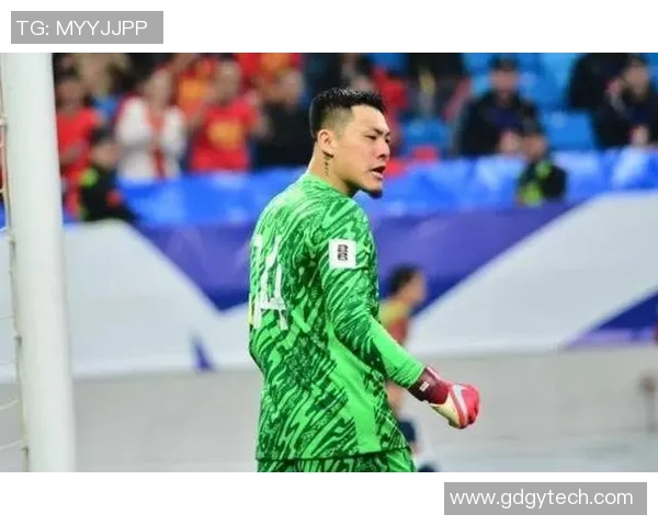 足球明星因强劲射门被誉为迫击炮引发球迷热议与赞誉