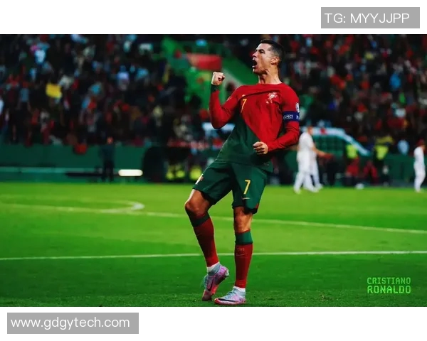 足球巨星C罗魅力写真展现运动与时尚的完美结合