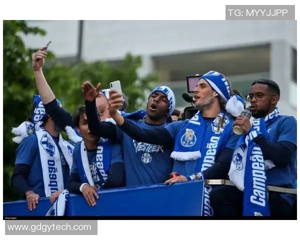 足球明星身着蓝色衣服展现风采引领球迷热潮