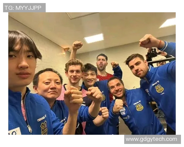 足球明星抱胸庆祝瞬间展现自信与荣耀引发球迷热烈反响