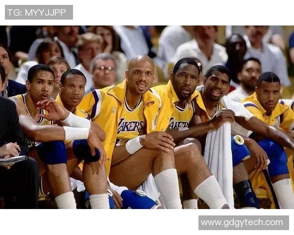 2001年NBA总决赛回顾魔术队与湖人队的激烈对抗与精彩瞬间