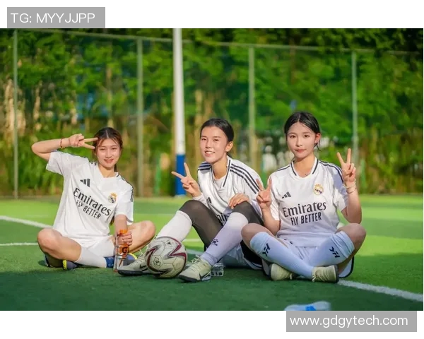 足球明星与偶像相遇的瞬间感动瞬间定格在照片中 足球明星与偶像相遇的瞬间感动瞬间定格在照片中