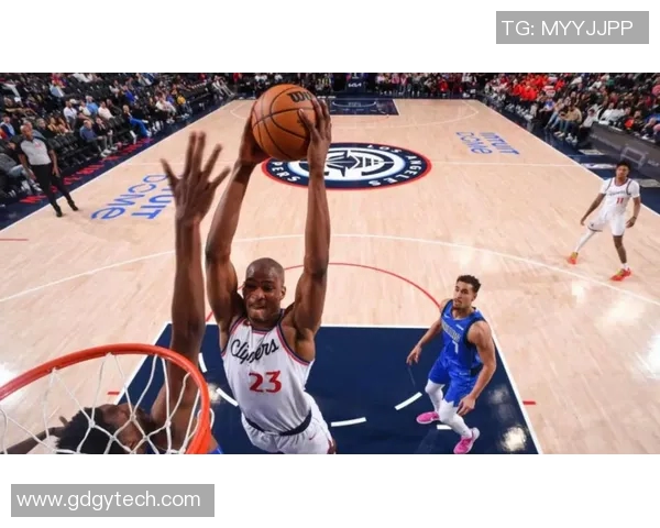 篮球明星热议扣篮王表现引发球迷热烈讨论与期待