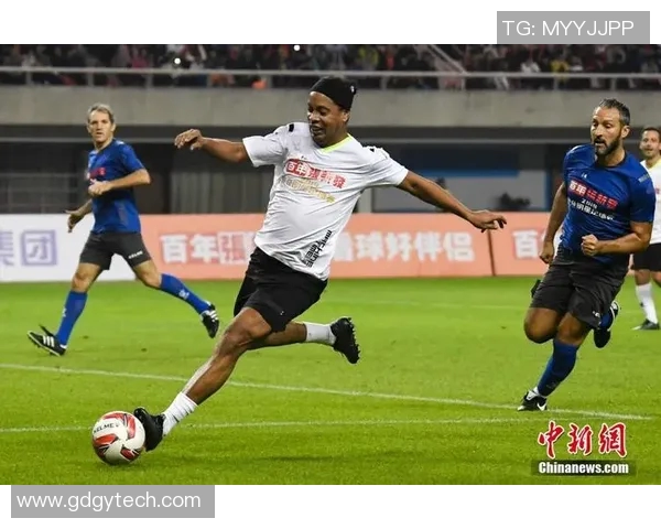 足球与篮球明星的传奇人生与赛场风采全景揭秘